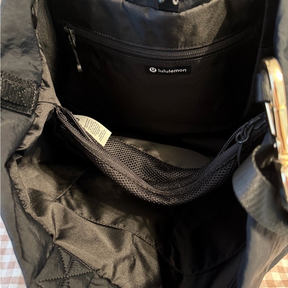 Lululemon On My Level To Bag 20L - Black & Gold - Picture 4 of 4